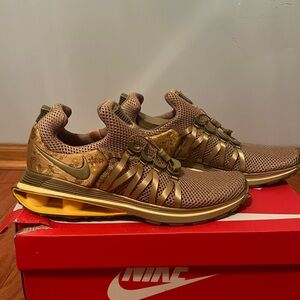 Nike shox gravity metallic gold